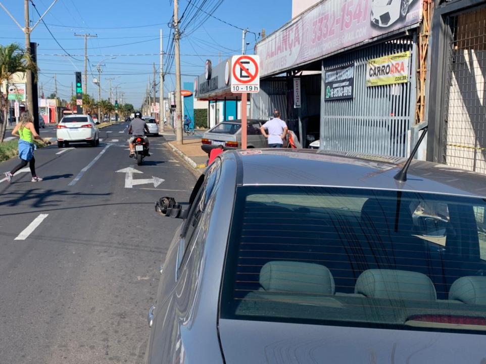 Foto 2 de 5 — Carro invade garagem de veículos após acidente na Vila Xavier